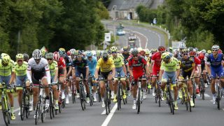 VIL HA ORDEN I REKKENE: Mange ryttere har sett seg lei den intense kampen mellom spurtlag og sammenlagtlag. FOTO: EPA/KIM LUDBROOK