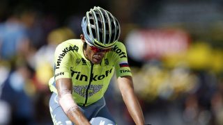 TAPTE TID: Alberto Contador sliter fortsatt med skadene han pådro seg de to første dagene. Den femte etappen så spanjolen distansert og isolert. Foto: YOAN VALAT (Scanpix/Epa)