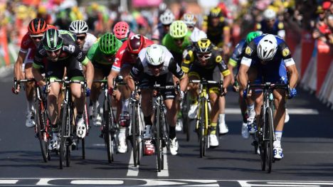 SLÅTT: Marcel Kittel måtte se at Mark Cavendish igjen var for sterk. Etterpå var tyskeren misfornøyd med arrangøren. Foto: Jeff Pachoud (Scanpix/Afp)