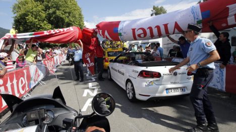DRAMA: Luften gikk ut av kilometersmerket og falt ned på veien da rytterne skulle i mål på 7. etappe i Tour de France fredag. (foto  REUTERS/Jean-Paul Pelissier)