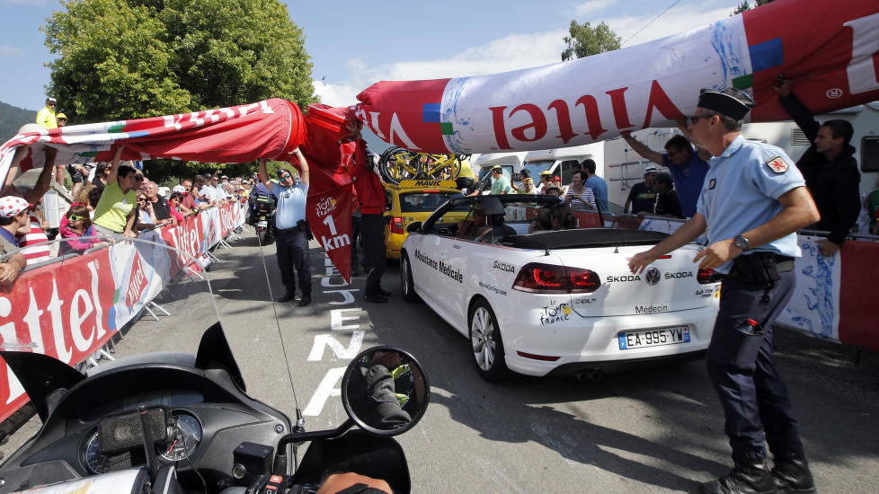 DRAMA: Luften gikk ut av kilometersmerket og falt ned på veien da rytterne skulle i mål på 7. etappe i Tour de France fredag. (foto  REUTERS/Jean-Paul Pelissier)