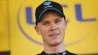 BØTELAGT: Chris Froome slo en tilskuer på den åttende etappen av Tour de France. Det likte arrangøren dårlig. Foto: YOAN VALAT (Scanpix/Epa)
