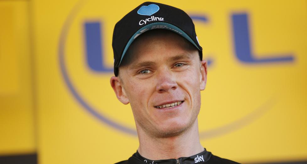 BØTELAGT: Chris Froome slo en tilskuer på den åttende etappen av Tour de France. Det likte arrangøren dårlig. Foto: YOAN VALAT (Scanpix/Epa)