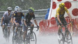HAGL: Fra strålende sol til forferdelig regn. Den niende etappen i Tour de France hadde det meste. Foto: Juan Medina (Scanpix/Reuters)