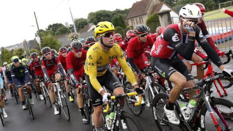 VIKTIG JOBB: Mark Cavendish har ikke gul trøye lenger, men grønn. Det gjør likevel at han trenger Edvald Boasson Hagens tjenester i feltet.  EPA/YOAN VALAT
