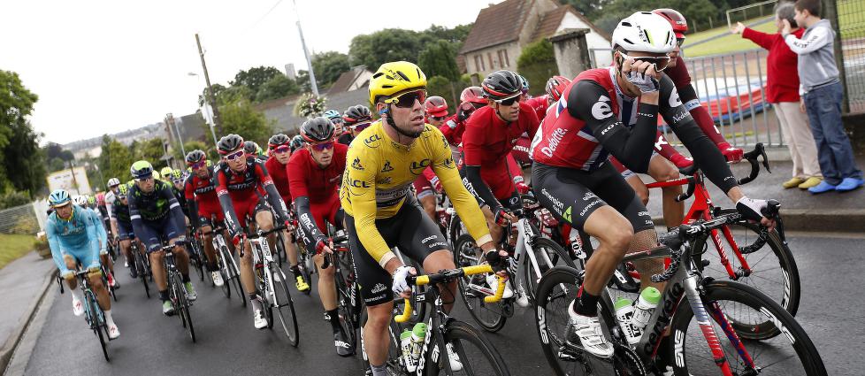 VIKTIG JOBB: Mark Cavendish har ikke gul trøye lenger, men grønn. Det gjør likevel at han trenger Edvald Boasson Hagens tjenester i feltet.  EPA/YOAN VALAT
