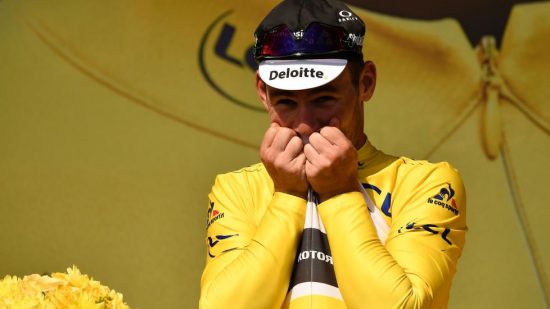 GUL GLEDE: Mark Cavendish var en meget lykkelig mann etter å ha kjørt seg inn i den gule ledertrøya på åpningsetappen i Tour de France. Foto: AFP PHOTO / jeff pachoud