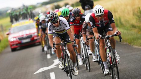 KJEMPET OM SEIER: Boasson Hagan viste meget sterk kjøring på 10. etappe av Tour de France. Her avbildet med verdensmester Peter Sagan.  EPA/YOAN VALAT