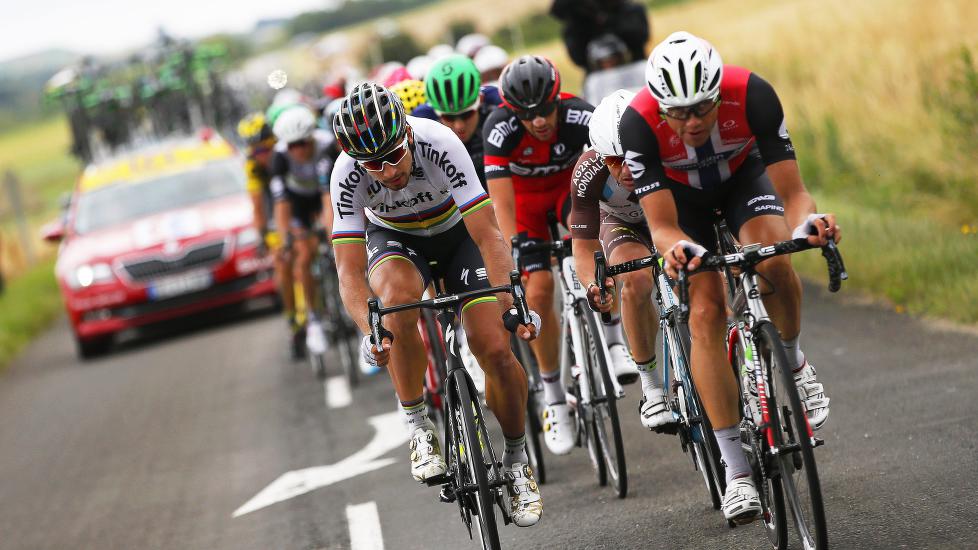 KJEMPET OM SEIER: Boasson Hagan viste meget sterk kjøring på 10. etappe av Tour de France. Her avbildet med verdensmester Peter Sagan.  EPA/YOAN VALAT