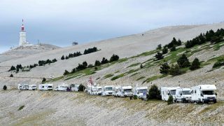 KAN DROPPES: Det velkjente landskapet på toppen av Mont Ventoux kan strykes fra årets Tour de France-løype. Ekstrem vind gjør den 12. etappen farlig for rytterne. AFP PHOTO / BORIS HORVAT