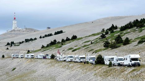 KAN DROPPES: Det velkjente landskapet på toppen av Mont Ventoux kan strykes fra årets Tour de France-løype. Ekstrem vind gjør den 12. etappen farlig for rytterne. AFP PHOTO / BORIS HORVAT