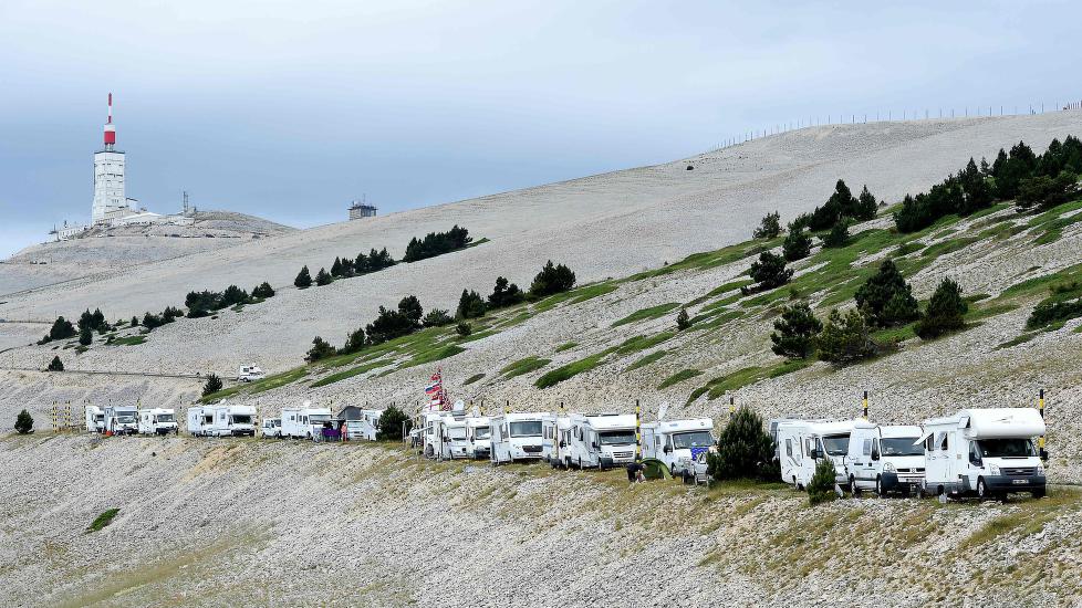 KAN DROPPES: Det velkjente landskapet på toppen av Mont Ventoux kan strykes fra årets Tour de France-løype. Ekstrem vind gjør den 12. etappen farlig for rytterne. AFP PHOTO / BORIS HORVAT