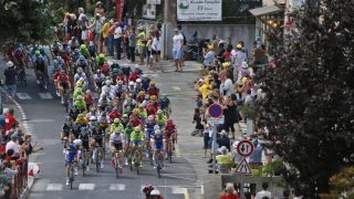 UBERØRT: Tour de France-feltet fotografert på vei gjennom en landsby på onsdagens 162,5 kilometer lange etappe til Montpellier. Foto: Christophe Ena / AP Photo / NTB scanpix