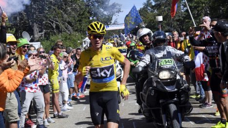 LØP: Chris Froome måtte ta beina fatt etter en skikkelig skandale i Tour de France. Foto: Stephane Mantey (Scanpix/Reuters)