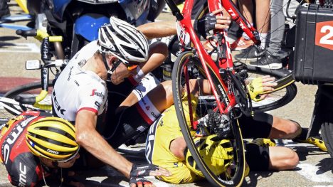 DET ALLE SNAKKER OM: Richie Porte, Bauke Mollema og Chris Froome ble felt av en motorsykkel kort tid før mål på den tolvte etappen av Tour de France. Foto: Bernard Papon (Scanpix/Reuters)