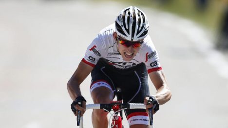 LITE FORNØYD: Bauke Mollema, som selv var en del av velten med Chris Froome, er ikke fornøyd med juryens tidsgiving. Foto: KIM LUDBROOK (Scanpix/Epa)