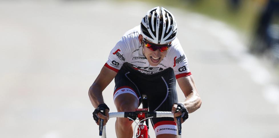 LITE FORNØYD: Bauke Mollema, som selv var en del av velten med Chris Froome, er ikke fornøyd med juryens tidsgiving. Foto: KIM LUDBROOK (Scanpix/Epa)