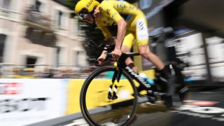 TRYGGET LEDELSEN: Froome var overlegen blant sammenlagtrytterne på fredagens tempo, men kunne ikke slå Tom Dumoulin (AFP PHOTO / KENZO TRIBOUILLARD)