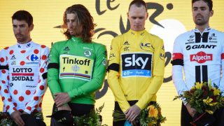 HEDRET TERROROFRENE: Tour de France-podiet hadde et stille øyeblikk for alle de rammet av terrorangrepene i Nice. AFP PHOTO / JEAN-PHILIPPE KSIAZEK