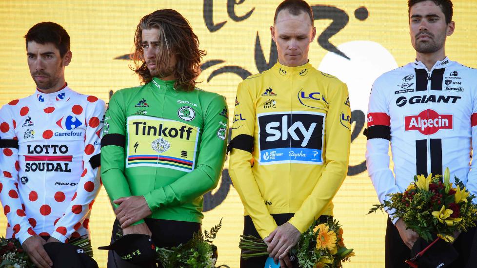 HEDRET TERROROFRENE: Tour de France-podiet hadde et stille øyeblikk for alle de rammet av terrorangrepene i Nice. AFP PHOTO / JEAN-PHILIPPE KSIAZEK