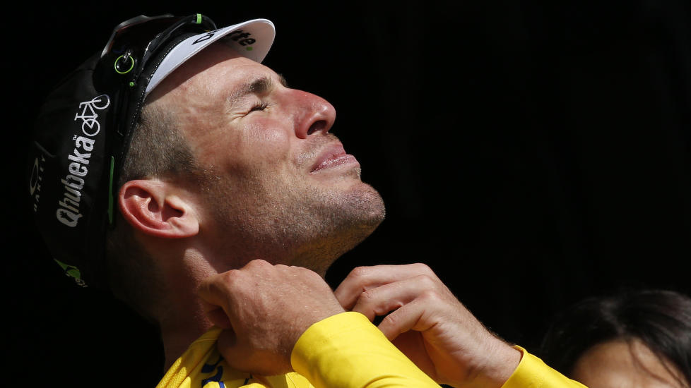 STRÅLTE: Mark Cavendish strålte om kapp med sola etter seieren sin på Utah Beach. Foto: REUTERS/Juan Medina