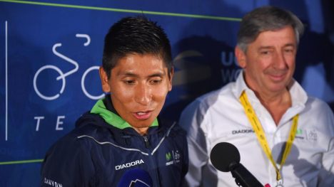 FORSVARES AV SJEFEN: Eusebio Unzué (til høyre) forsvarer Nario Quintana etter en video som viser colombianeren hengende på en motorsykkel opp Mont Ventoux. Foto: Tim de Waele (©TDWSport.com)