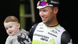 TREKKER SEG: Cavendish har hatt mye å juble for, og nå trekker han seg fra årets Tour de France for å forberede seg til OL på bane. Her sammen med sønnen Frey David etter han vant den 3. etappen. Foto: EPA/YOAN VALAT