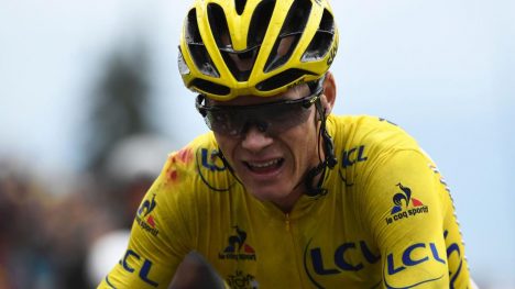 FOSRVARTE SEG: Til tross for en skikkelig velt, forsvarte Chris Froome ledertrøyen i Tour de France. Briten leder med over fire minutter. Foto: LIONEL BONAVENTURE (Scanpix/Afp)