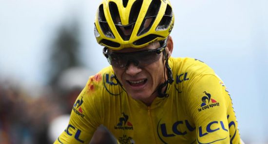 FOSRVARTE SEG: Til tross for en skikkelig velt, forsvarte Chris Froome ledertrøyen i Tour de France. Briten leder med over fire minutter. Foto: LIONEL BONAVENTURE (Scanpix/Afp)