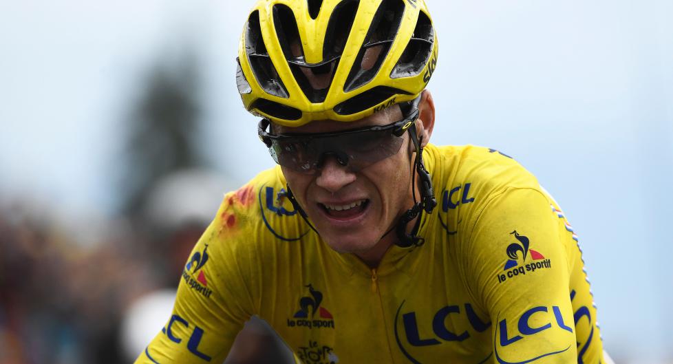 FOSRVARTE SEG: Til tross for en skikkelig velt, forsvarte Chris Froome ledertrøyen i Tour de France. Briten leder med over fire minutter. Foto: LIONEL BONAVENTURE (Scanpix/Afp)