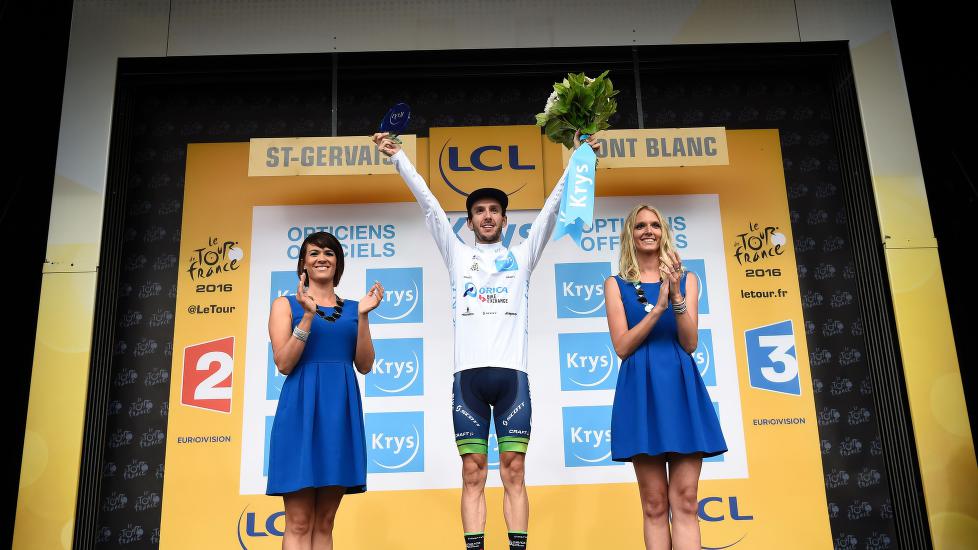 I HVITT: Men Adam Yates måtte tåle tidsstraff etter den 19. etappen av Tour de France. Foto: LIONEL BONAVENTURE (Scanpix/Afp)