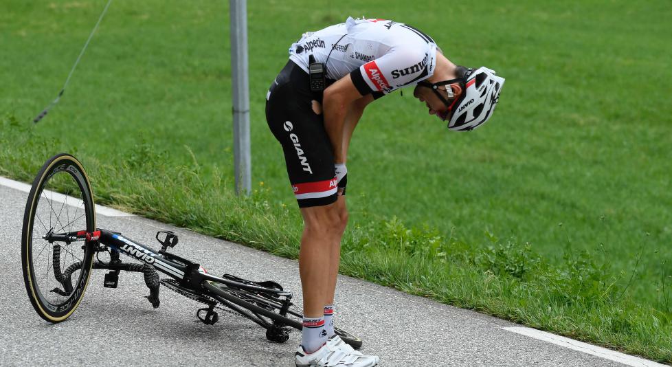 GIKK GALT: En velt på den 19. etappen av Tour de France kan gjøre at OL ryker for Tom Dumoulin. Foto: STEPHANE MANTEY (Scanpix/Afp)