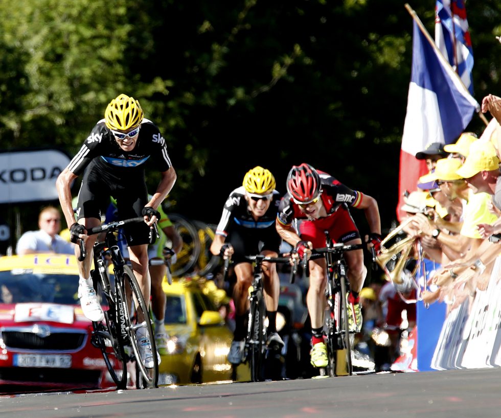 2012: Cadel Evans og Bradley Wiggins kjemper om viktige sekunder på den 7.etappen i 2012. I forgrunnen vinner Christopher Froome. Foto: Daniel Sannum Lauten / NTB scanpix