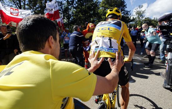 Cycling - The Tour de France cycling race - The 178-km (110.6 miles) Stage 12 from Montpellier to Chalet-Reynard - 14/07/2016 - Yellow jersey leader Team Sky rider Chris Froome of Britain is pushed on a new bicycle after a fall. REUTERS/Jean-Paul Pelissier