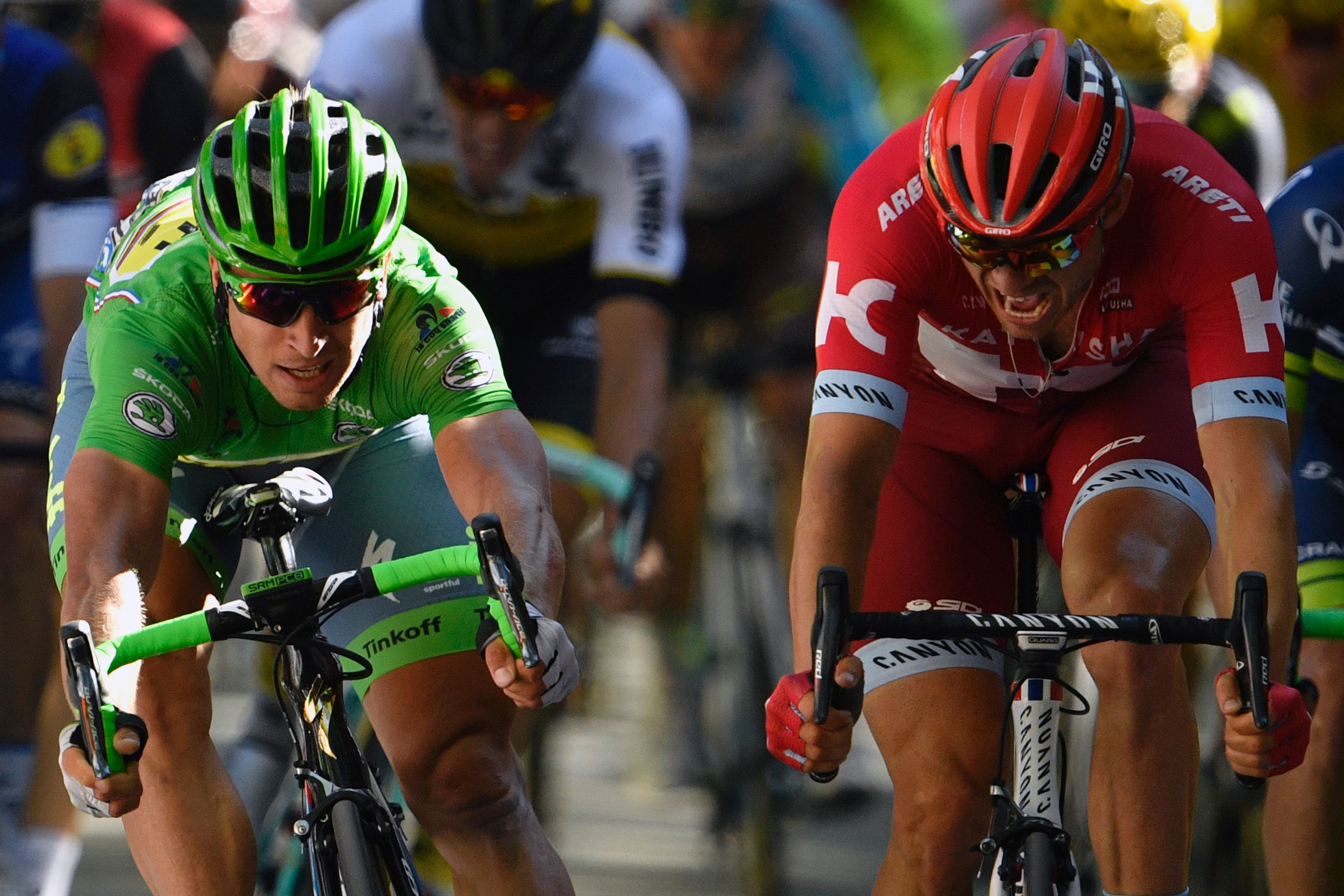 TETT DUELL: Kristoff fikk først beskjed om at han hadde vunnet. Deretter ble målfoto studert, og han ble dømt bak Peter Sagan. Også det taklet han. / AFP PHOTO / LIONEL BONAVENTURE
