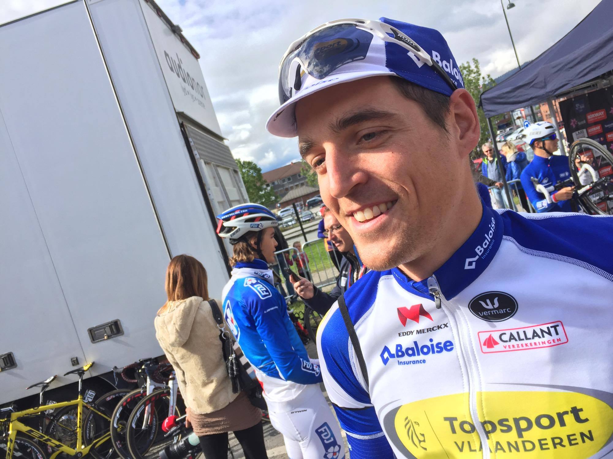 ANGRENDE SYNDER: Jarl Salomein slo til Rasmus Tiller etter at unggutten uforskyldt gikk ned i velten like etter målpassering i Rognan. FOTO: Kjetil Rakkenes Anda, procycling.no