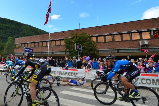 Høy fart: Både Tiller og Salomein gikk kraftig ned da farten var over 70 kilometer i timen. Heldigvis kom de begge fra det uten store skader. Foto: ASO