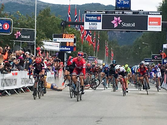 Smell: Her går det galt for Rasmus Tiller mens Alexander Kristoff jubler for etappeseier. Foto: Stian Høgland / Avisa Nordland