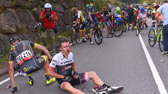 FLERE VELT: Starten av etappen var preget av flere velt, og Markel Irizar (Trek-Segafredo) var en av tre ryttere som måtte bryte. Foto: Tim De Waele