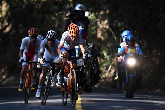 Italy's Vincenzo Nibali (C) leads during the Men's Road cycling race in the Rio 2016 Olympic Games in Rio de Janeiro on August 6, 2016. / AFP PHOTO / Greg BAKER