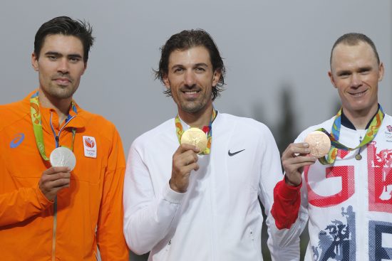 epa05471053 Gold medalist Fabian Cancellara of Switzerland (C), silver medalist Tom Dumoulin of the Netherlands (L), and  bronze medalist Chris Froome of Great Britain (R), pose on the podium after the men's Individual Time Trial of the Rio 2016 Olympic Games at Pontal in Rio de Janeiro, Brazil, 10 August 2016.  EPA/PETER KLAUNZER