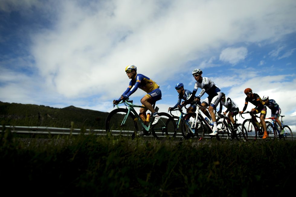 Utbrytergruppen under andre etappe i sykkelrittet Arctic Race of Norway fredag. Etappen gikk fra Mo i Rana til Sandnessj¯en. Foto: Vegard Wivestad Gr¯tt / NTB scanpix