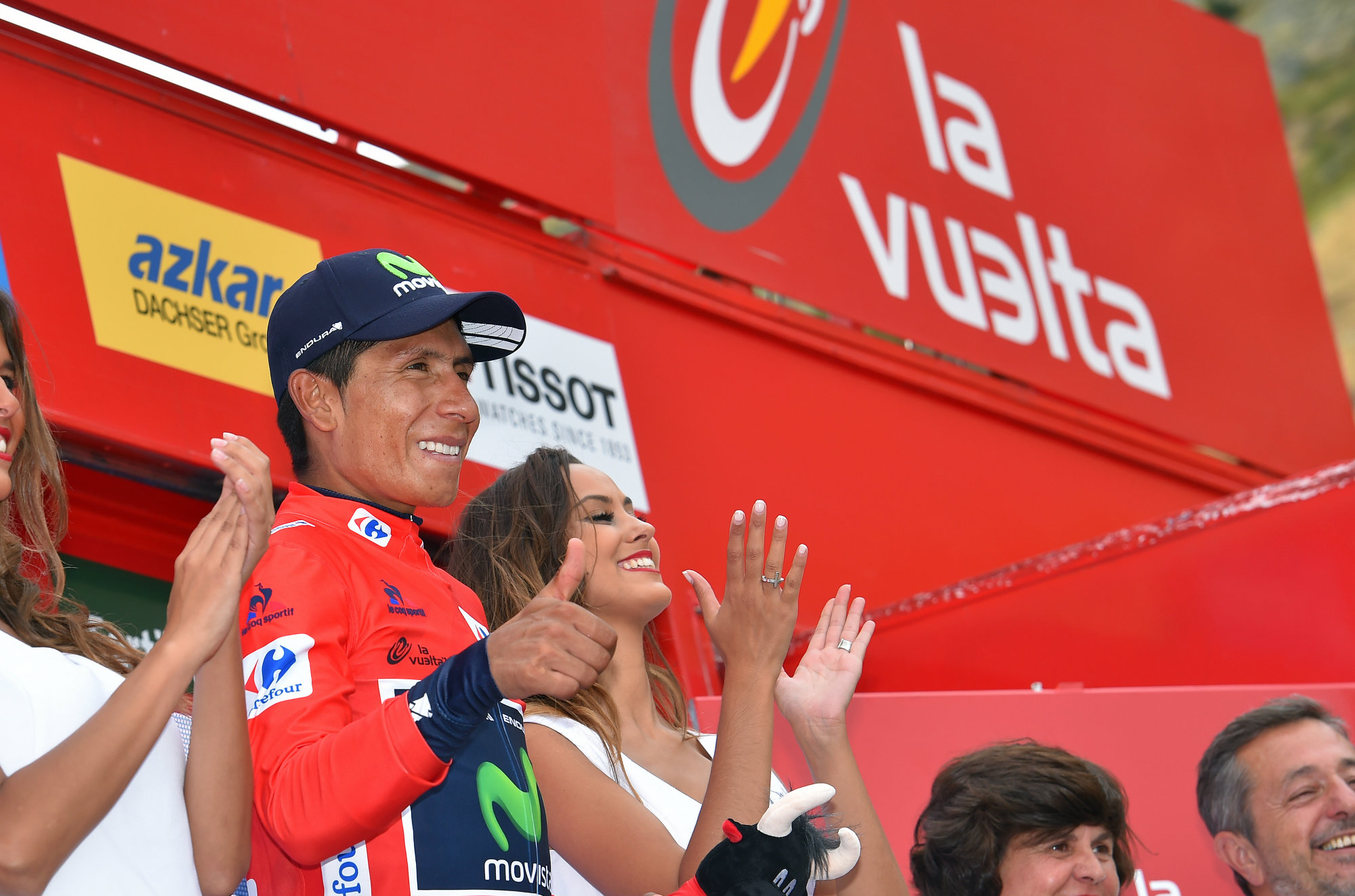 I SIN HULE HÅND: Denne trøya har Nairo Quintana planer om å beholde hele veien inn til Madrid. FOTO: Tim De Waele/TDWSPORT.COM