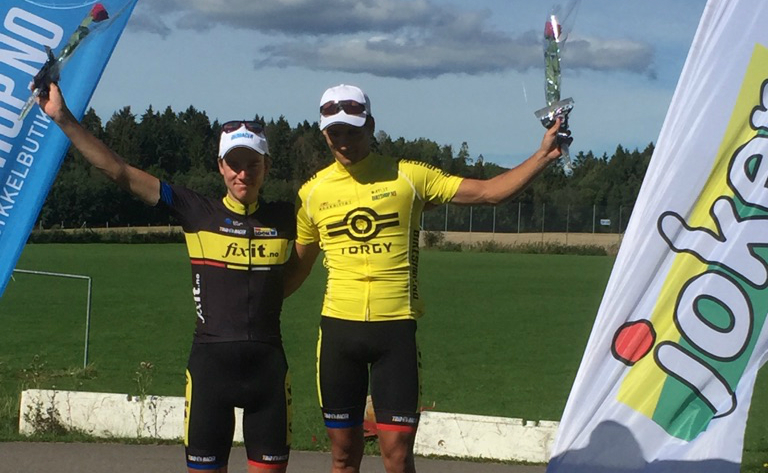 DOBBEL: Åsmund Romstad Løvik (til venstre) og Adrian Gjølberg sørget for dobbel FixIT.no-seier i Roserittet. FOTO: Team FixIT.no