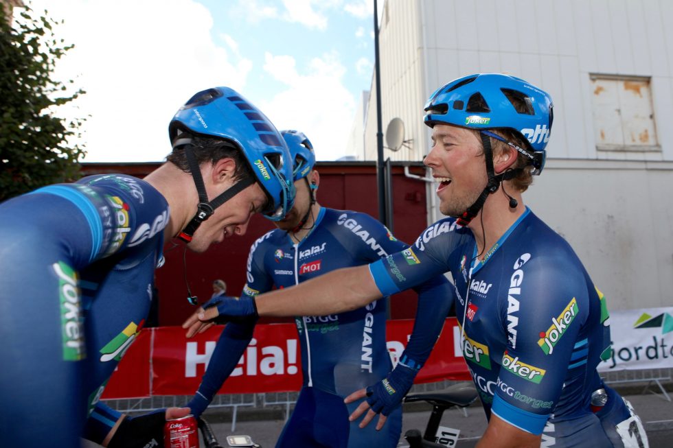 GOD STEMNING: Det var bare smil og god stemning da Joker Byggtorget samlet troppene etter Hoems strålende innsats i Tour des Fjords. Foto: Kjetil R. Anda / procycling.no