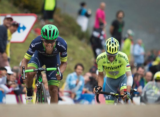 Orica-Bikeexchange Colombian cyclist Esteban Chaves (L) and Tinkoff's Spanish cyclist Alberto Contador arrive at the finish line during the 10th stage of the 71st edition of "La Vuelta" Tour of Spain, a 188,7km route between Lugones to Lagos de Covadonga on August 29, 2016. / AFP PHOTO / JAIME REINA