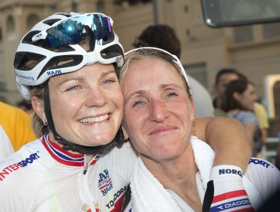Doha, Qatar 20161015. Sykkel-VM 2016. Fellesstart kvinner. Emilie Moberg, Halden CK, gratuleres av Cecilie Gotaas Johnsen med 11.plassen i årets sykkel-VM i Doha. Foto: Terje Bendiksby / NTB scanpix