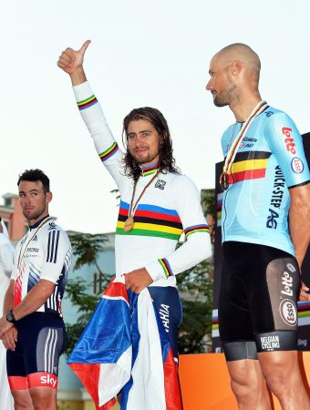 epa05587863 Slovakian rider Peter Sagan (C) celebrates on the podium after winning the gold medal in the men's elite road race over 257.5km of the 2016 UCI Road Cycling World Championships in Qatar, Doha, 16 October 2016. Sagan won ahead of second placed Mark Cavendish (L) of Britain and third placed Tom Boonen (R) of Belgium. EPA/STRINGER