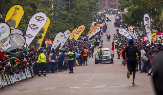 FOLKEST I AFRIKA: Under Tour of Rwanda ble syklistene møtt av en haug med tilskuere. Foto: FERWACY/Tour du Rwanda
