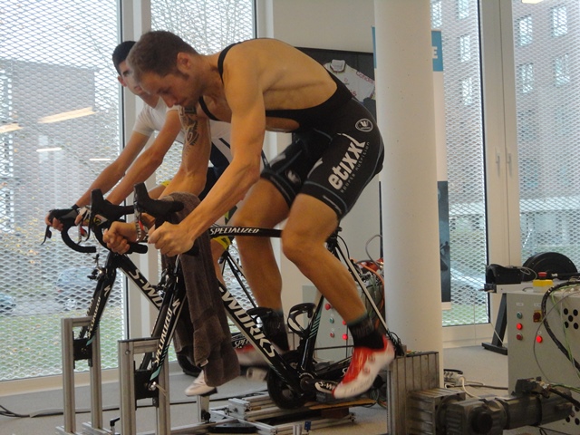 INNE TIL TESTING: Tom Boonen blir veiledet hos Bakala Academy i Leuven. FOTO: Bakala Academy